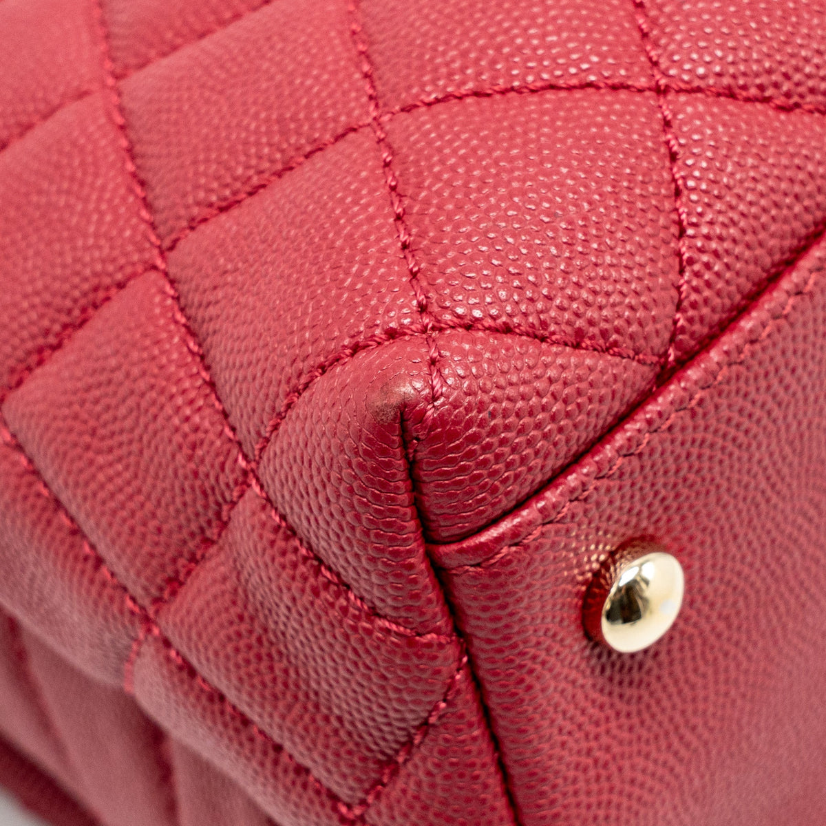 chanel-medium-coco-handle-caviar-red-ghw
