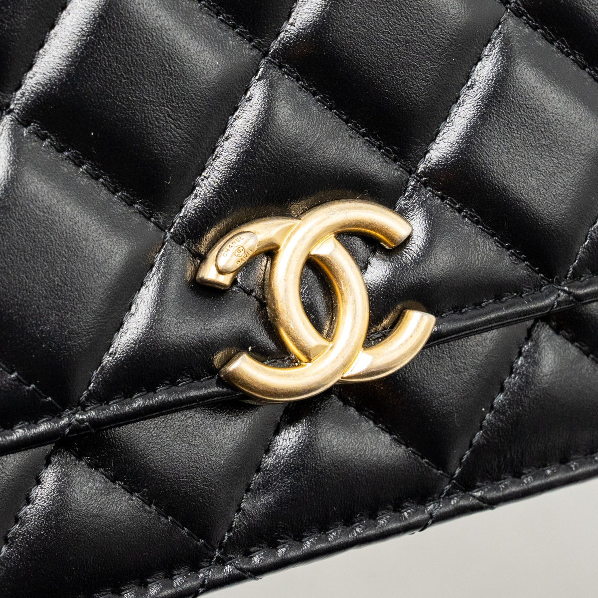 chanel-gold-crush-wallet-on-chain-calfskin-black-ghw-microchip