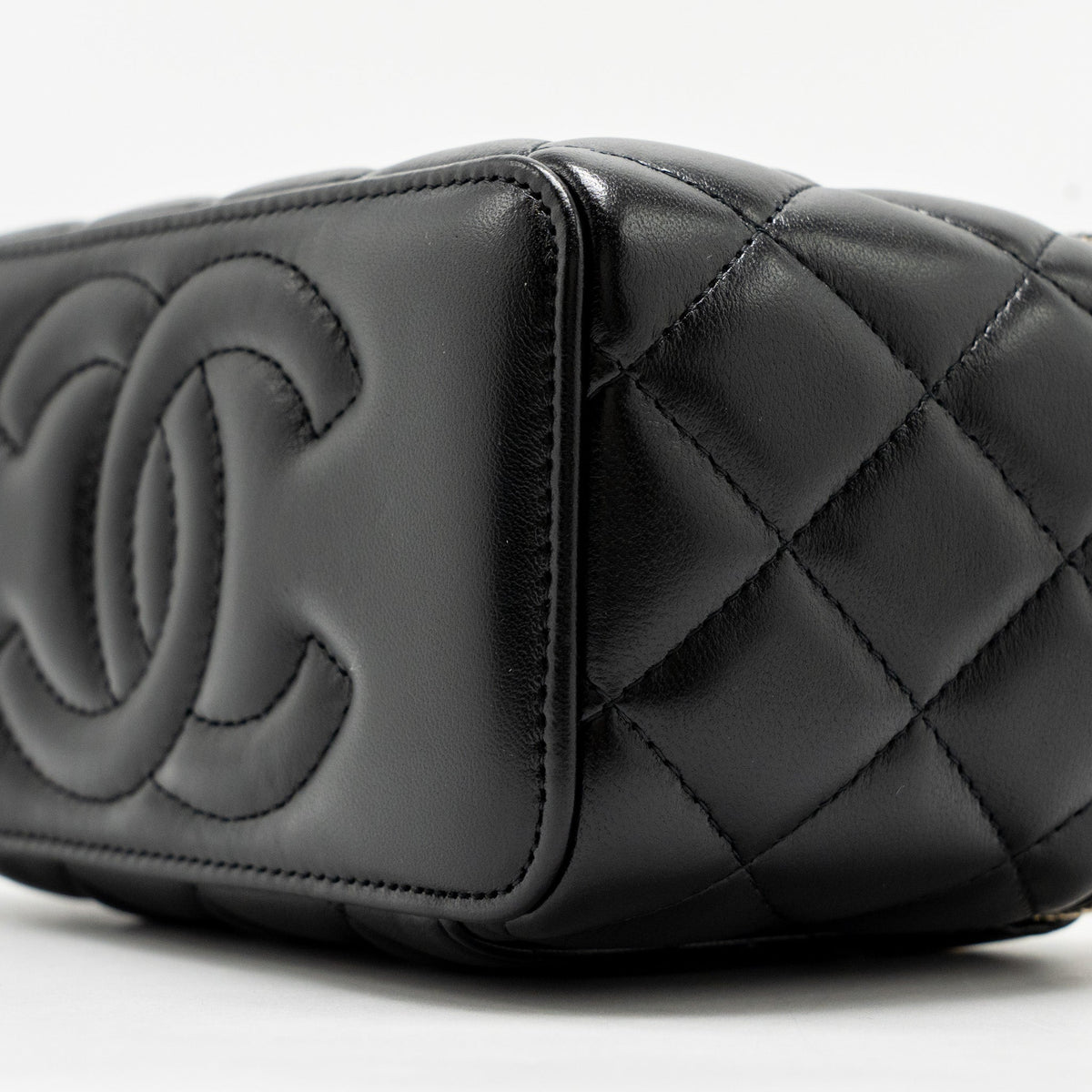 chanel-24a-long-vanity-case-with-cc-logo-adjustable-chain-lambskin-black-ghwmicrochip