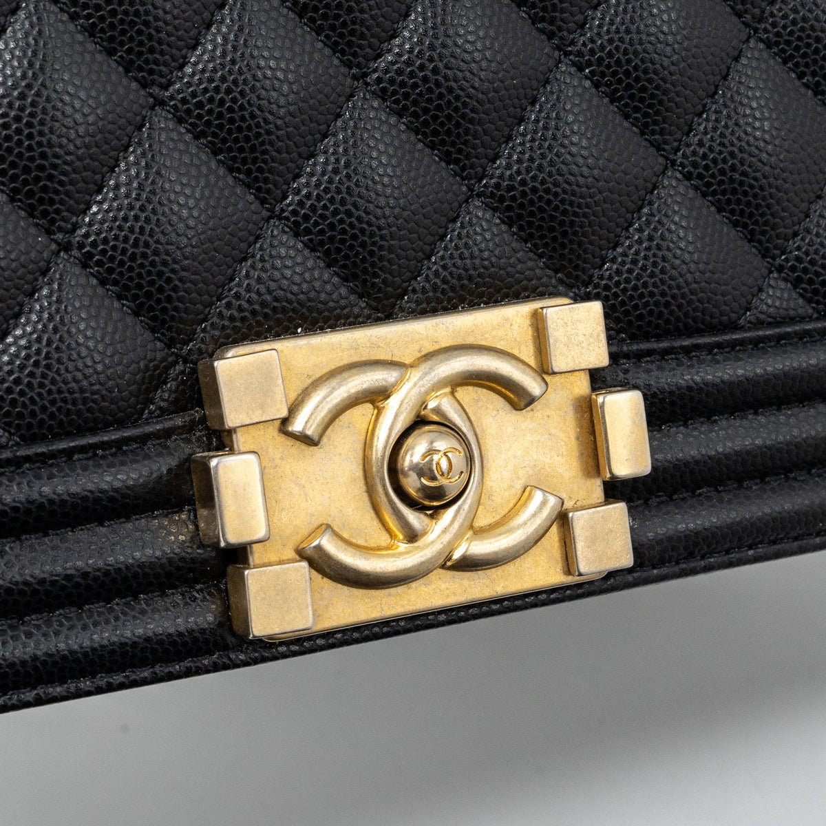 chanel-medium-boy-bag-lambskin-green-ghw