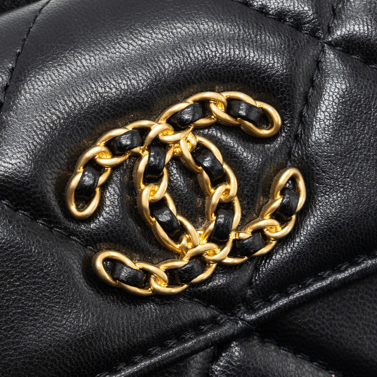 chanel-19-flap-card-holder-with-chain-lambskin-black-multicolor-hardware