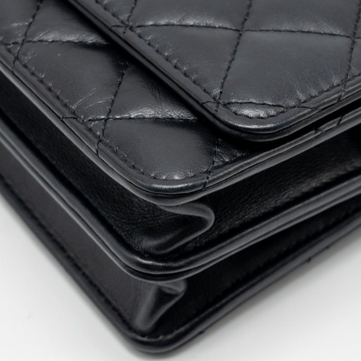 chanel-mini-2-55-reissue-wallet-on-chain-aged-calfskin-black-ghwmicrochip