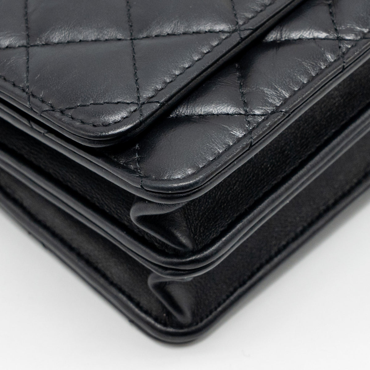 chanel-mini-2-55-reissue-wallet-on-chain-aged-calfskin-black-ghwmicrochip