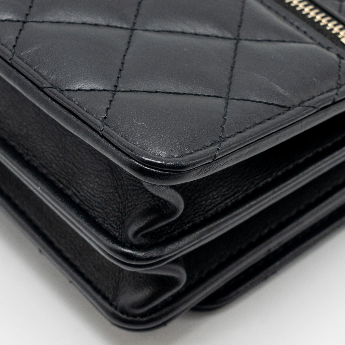 chanel-mini-2-55-reissue-wallet-on-chain-aged-calfskin-black-ghwmicrochip