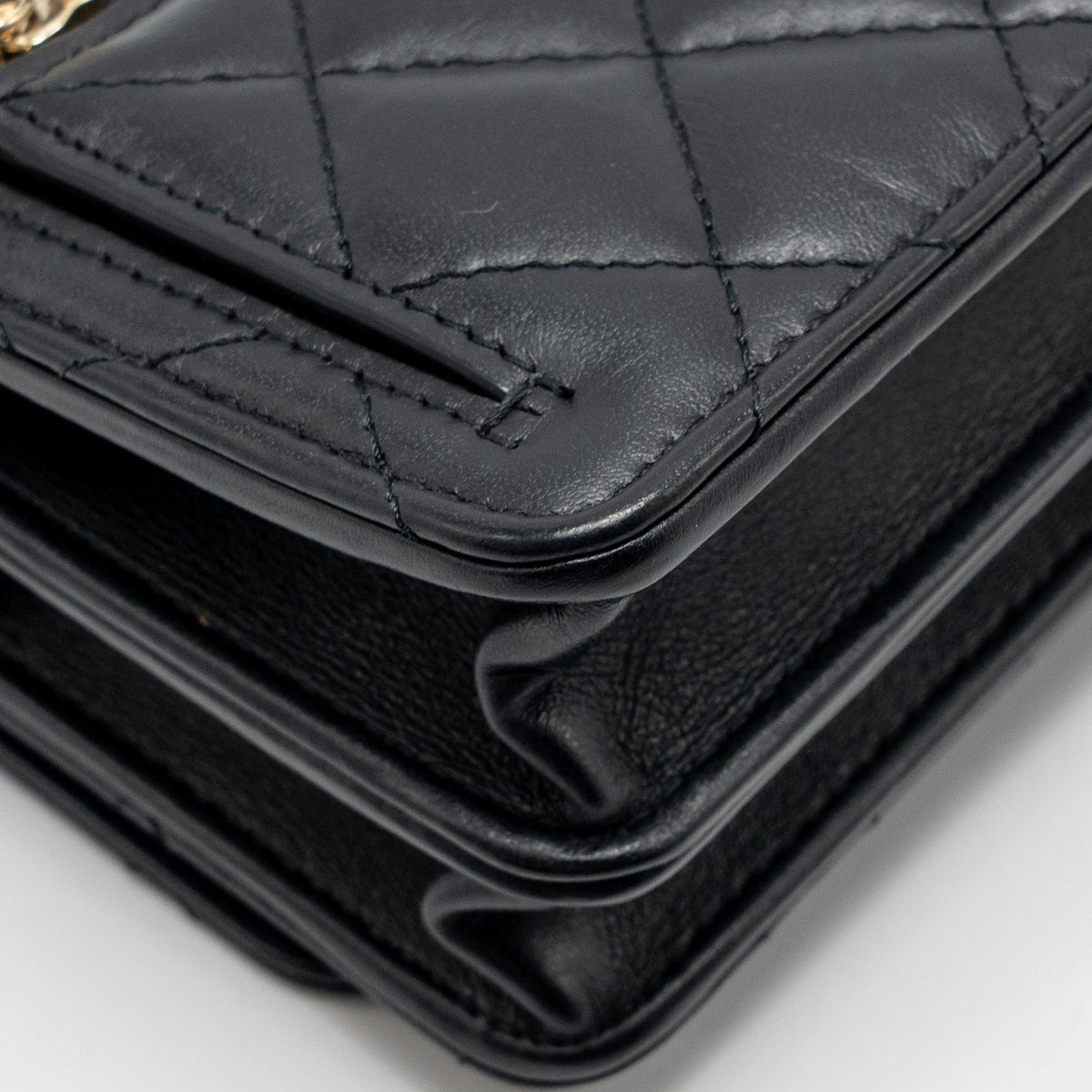 chanel-mini-2-55-reissue-wallet-on-chain-aged-calfskin-black-ghwmicrochip