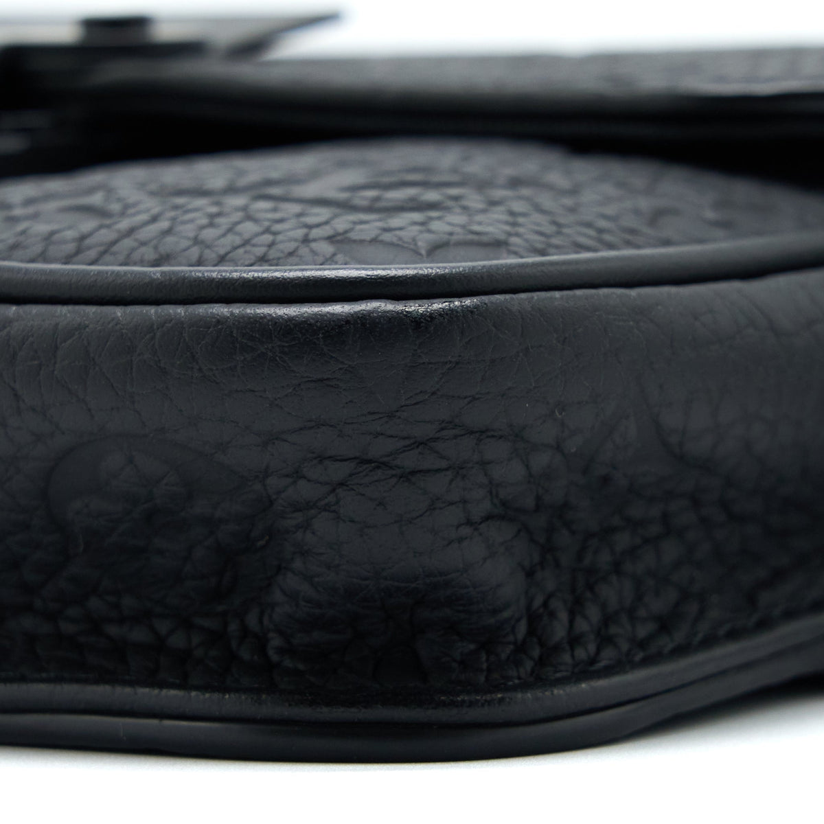 louis-vuitton-s-lock-slingbag-monogram-embossed-taurillon-black-black-hardware-new-version