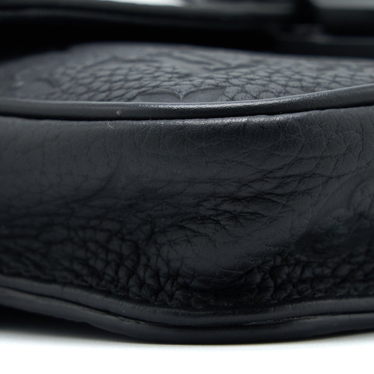 louis-vuitton-s-lock-slingbag-monogram-embossed-taurillon-black-black-hardware-new-version