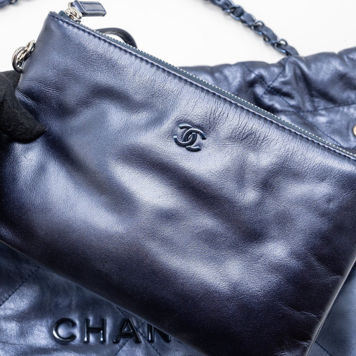 chanel-small-22-bag-shiny-calfskin-iridescent-black-with-black-hardwaremicrochip