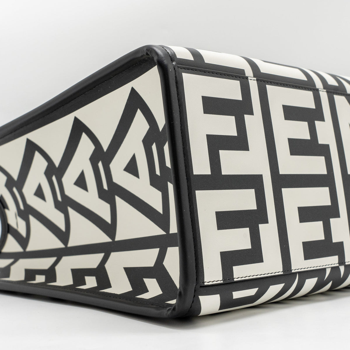fendi-medium-sunshine-roma-shopping-bag-calfskin-black-white-shw-copy