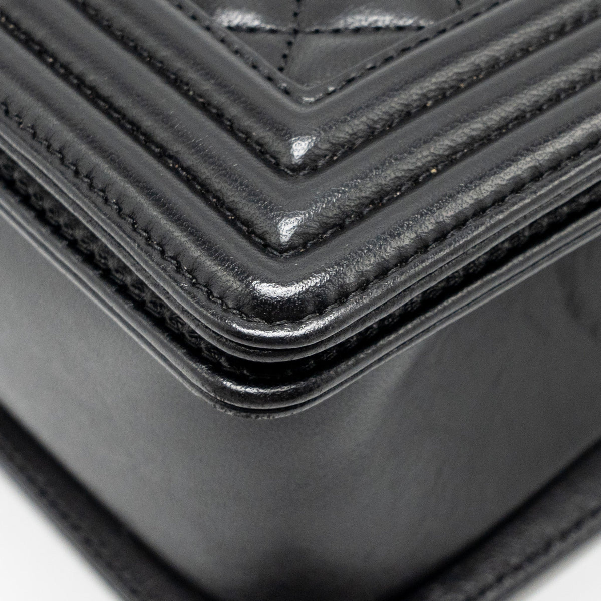 chanel-medium-boy-bag-lambskin-black-ruthenium-shw-2