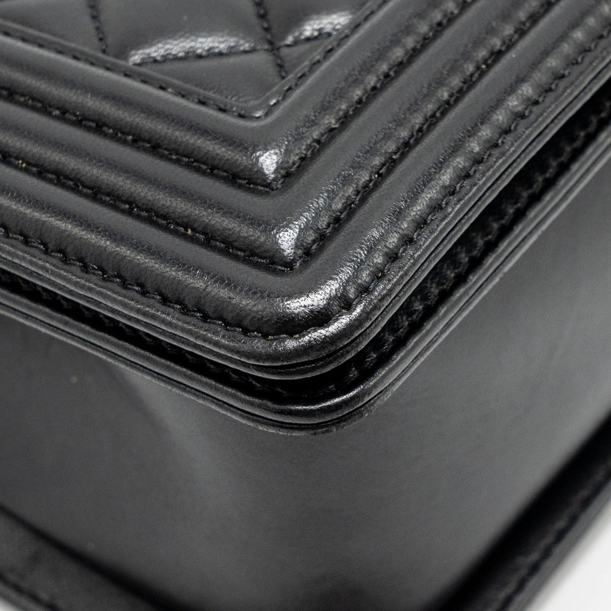 chanel-medium-boy-bag-lambskin-black-ruthenium-shw-2