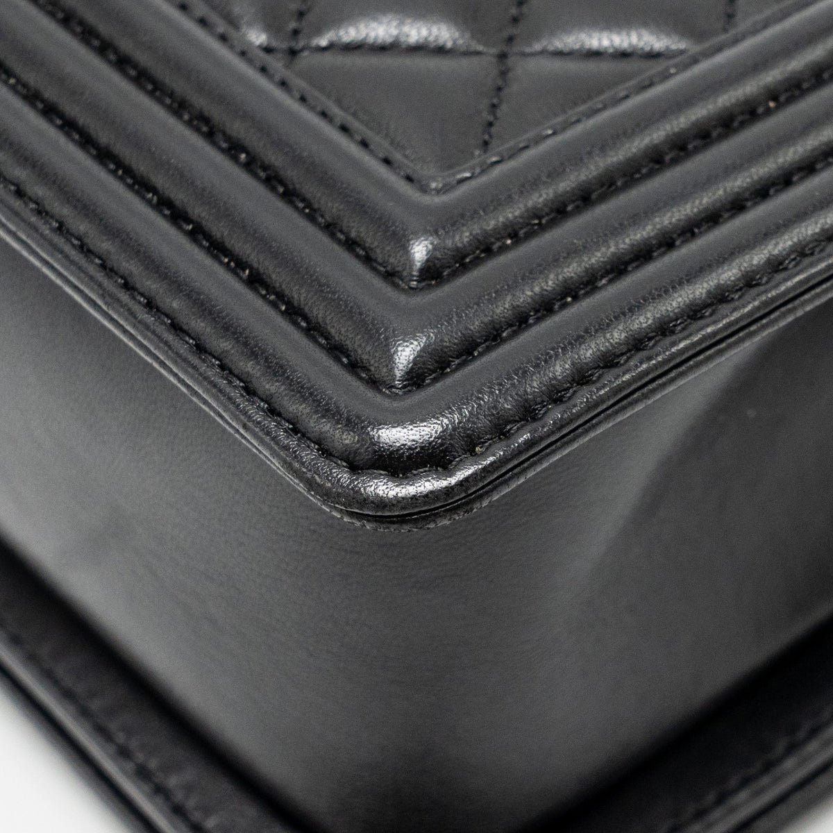 chanel-medium-boy-bag-lambskin-black-ruthenium-shw-2
