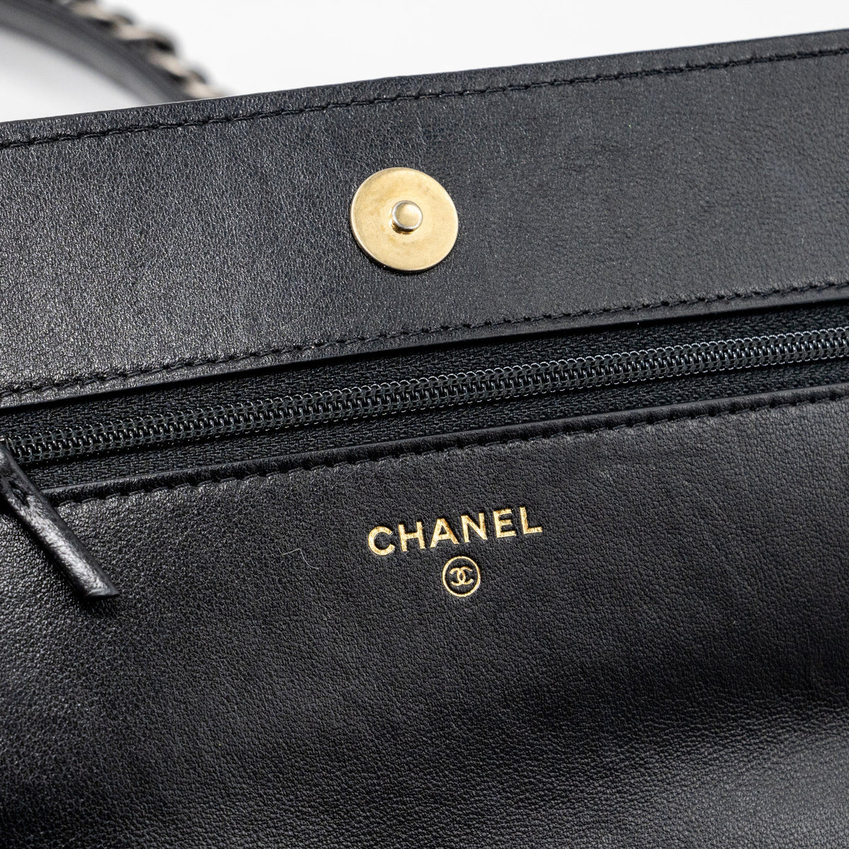 chanel-19-wallet-on-chain-lambskin-black-multicolour-hardware-microchip-1