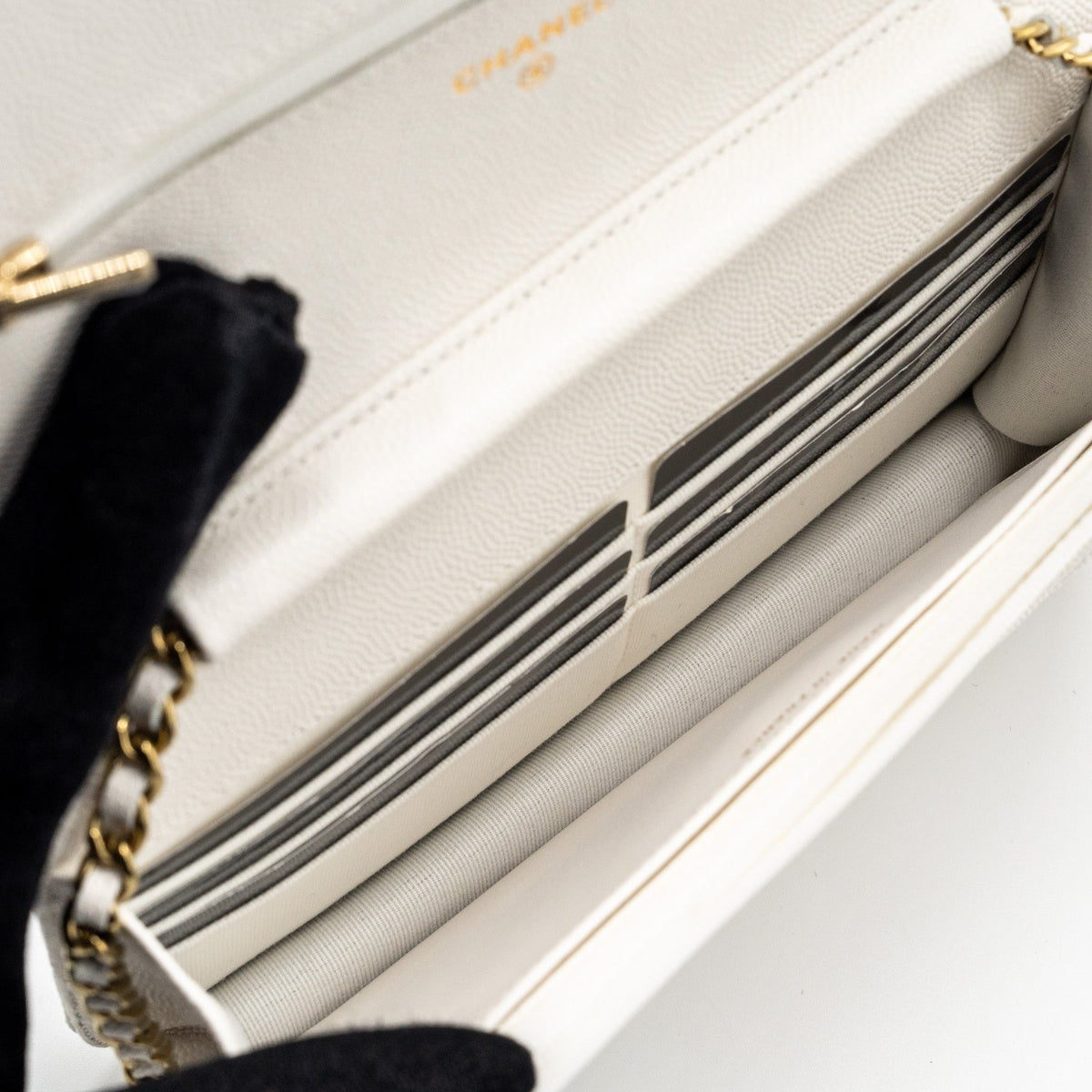 chanel-classic-wallet-on-chain-caviar-white-lghw-microchip-3