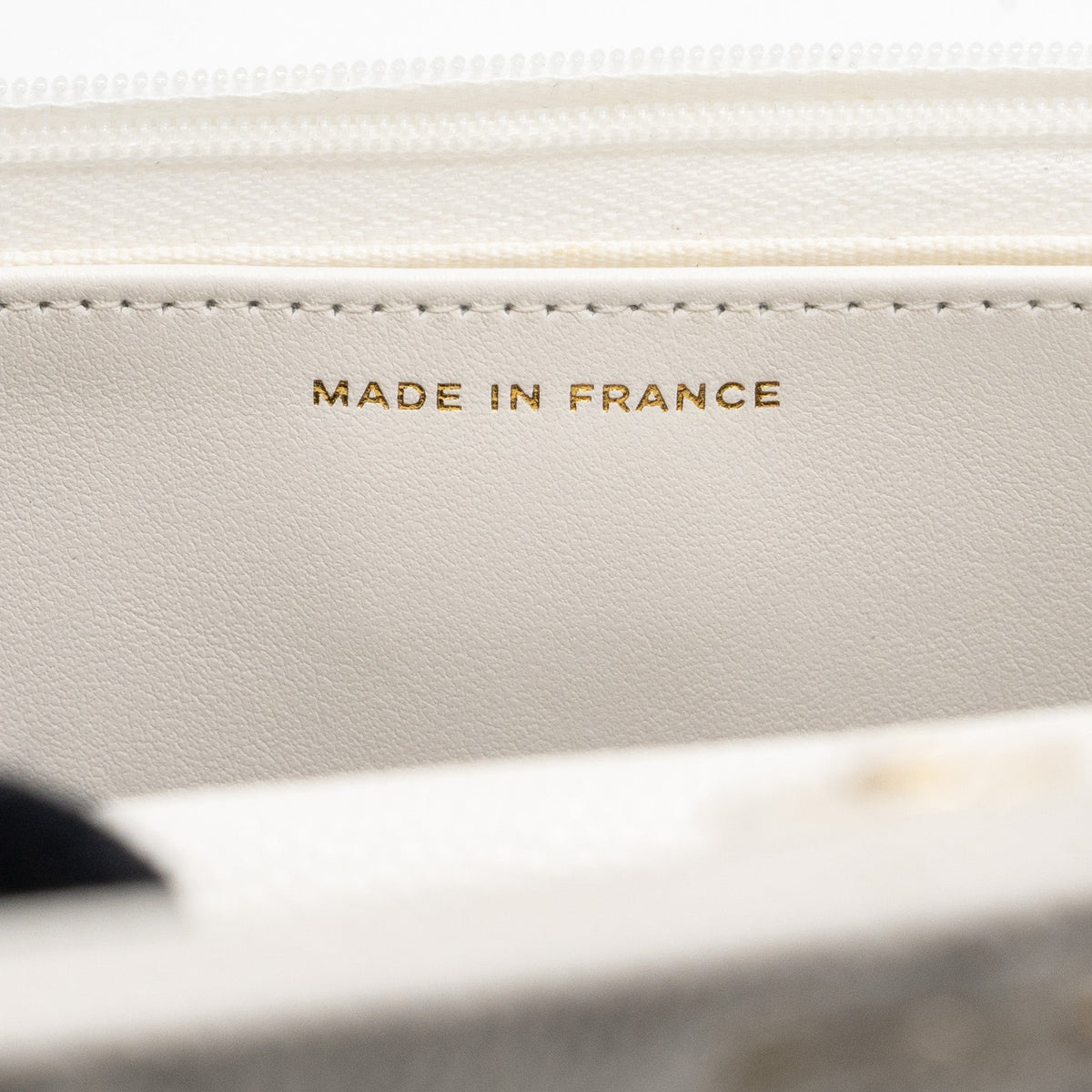 chanel-classic-wallet-on-chain-caviar-white-lghw-microchip-3