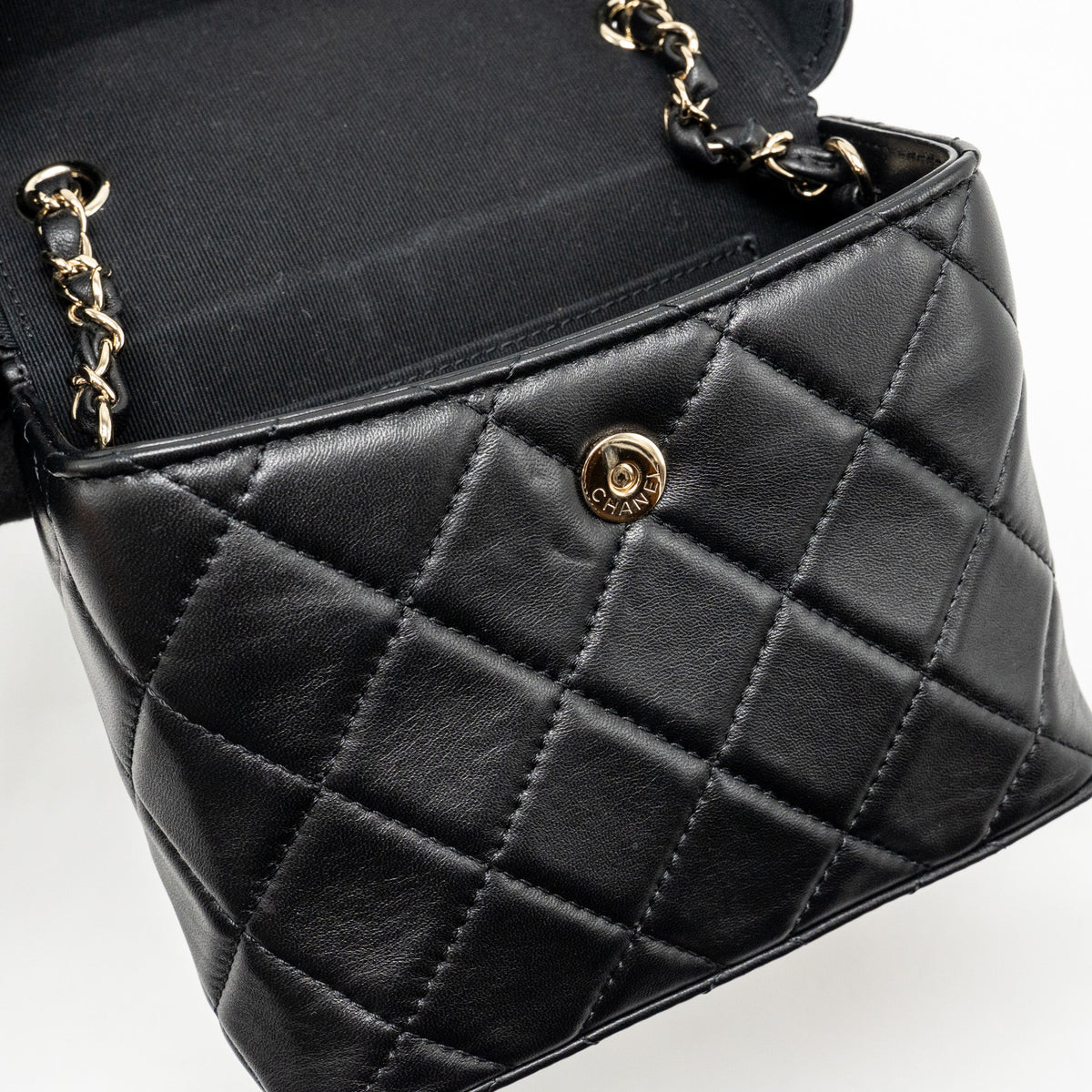 chanel-flap-vanity-with-chain-lambskin-black-lgwh-microchip