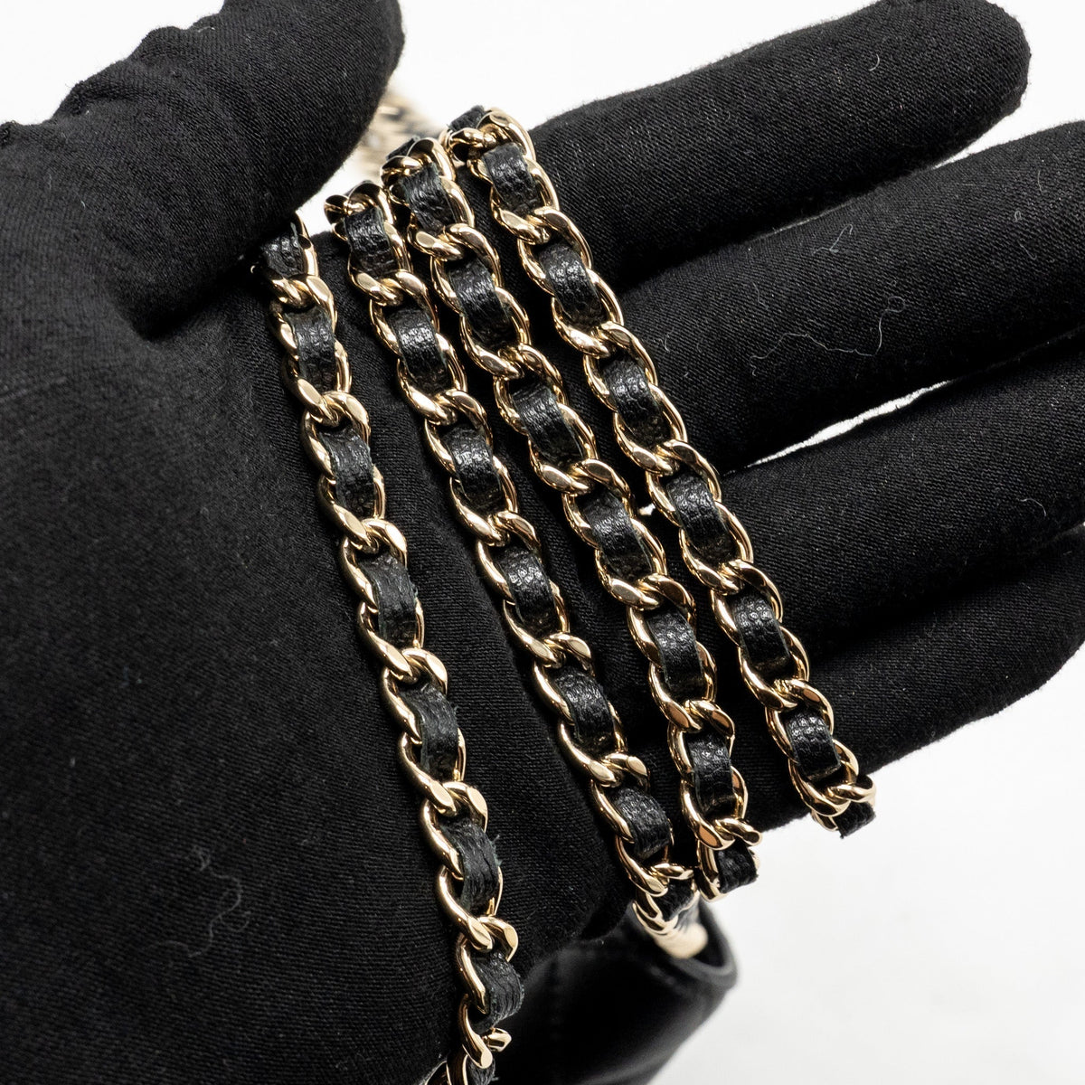 chanel-cc-logo-quilted-wallet-on-chain-caviar-black-lghw-microchip