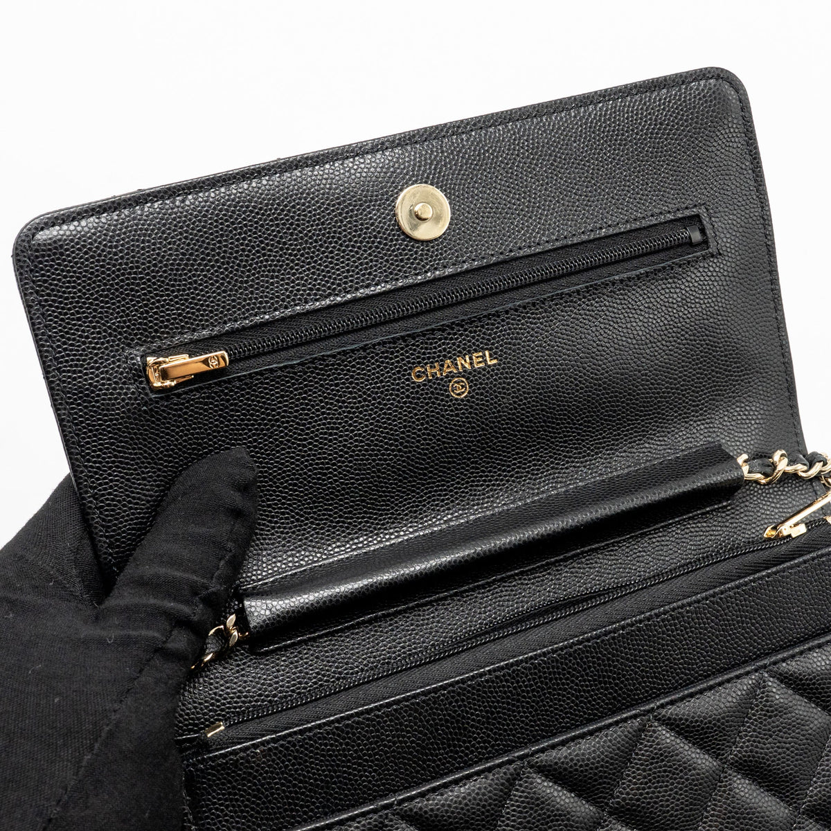 chanel-cc-logo-quilted-wallet-on-chain-caviar-black-lghw-microchip