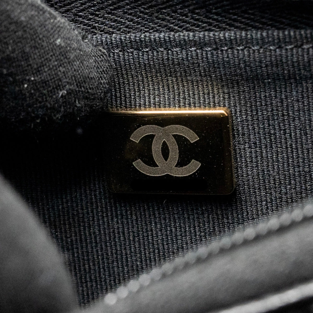 chanel-cc-logo-quilted-wallet-on-chain-caviar-black-lghw-microchip