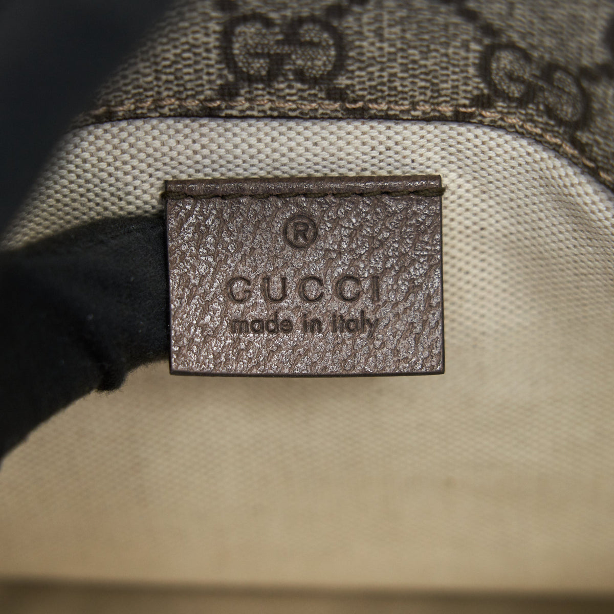 gucci-gg-supreme-canvas-belt-bag-1