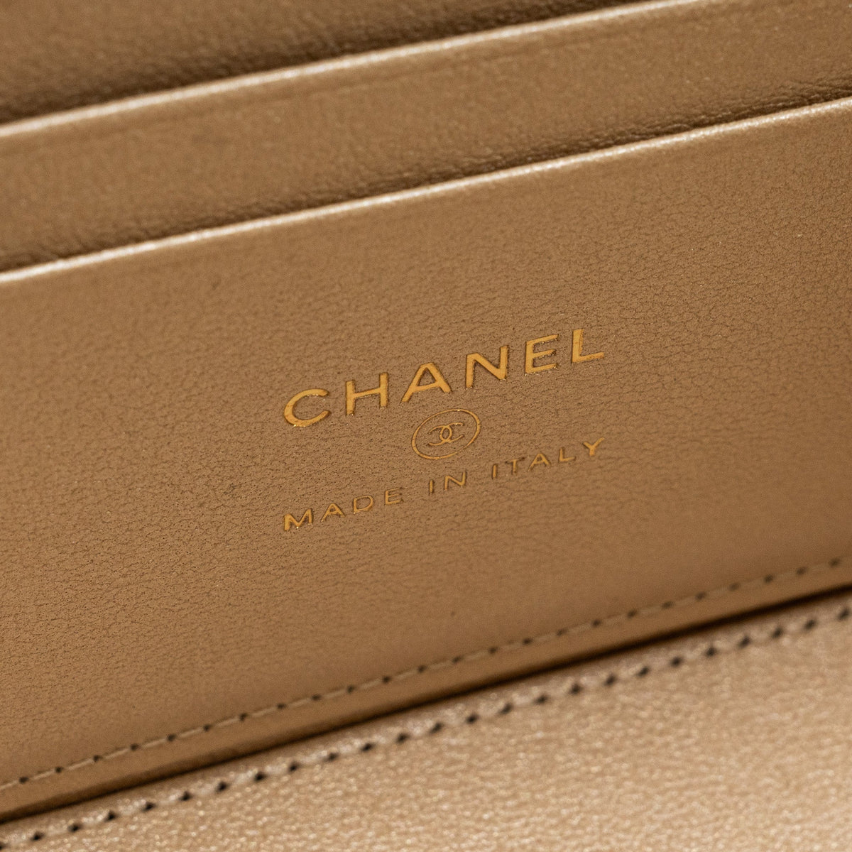 chanel-long-vanity-with-lambskin-white-ghwmicrochip