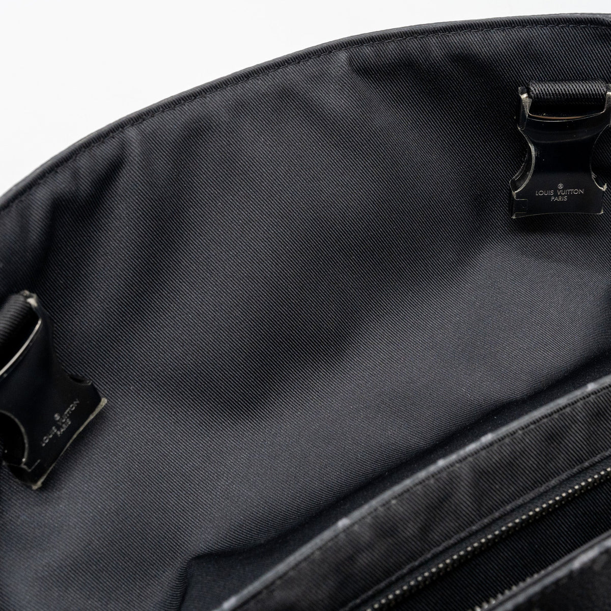 louis-vuitton-messenger-pm-voyoger-monogram-eclipse-canvas-shw