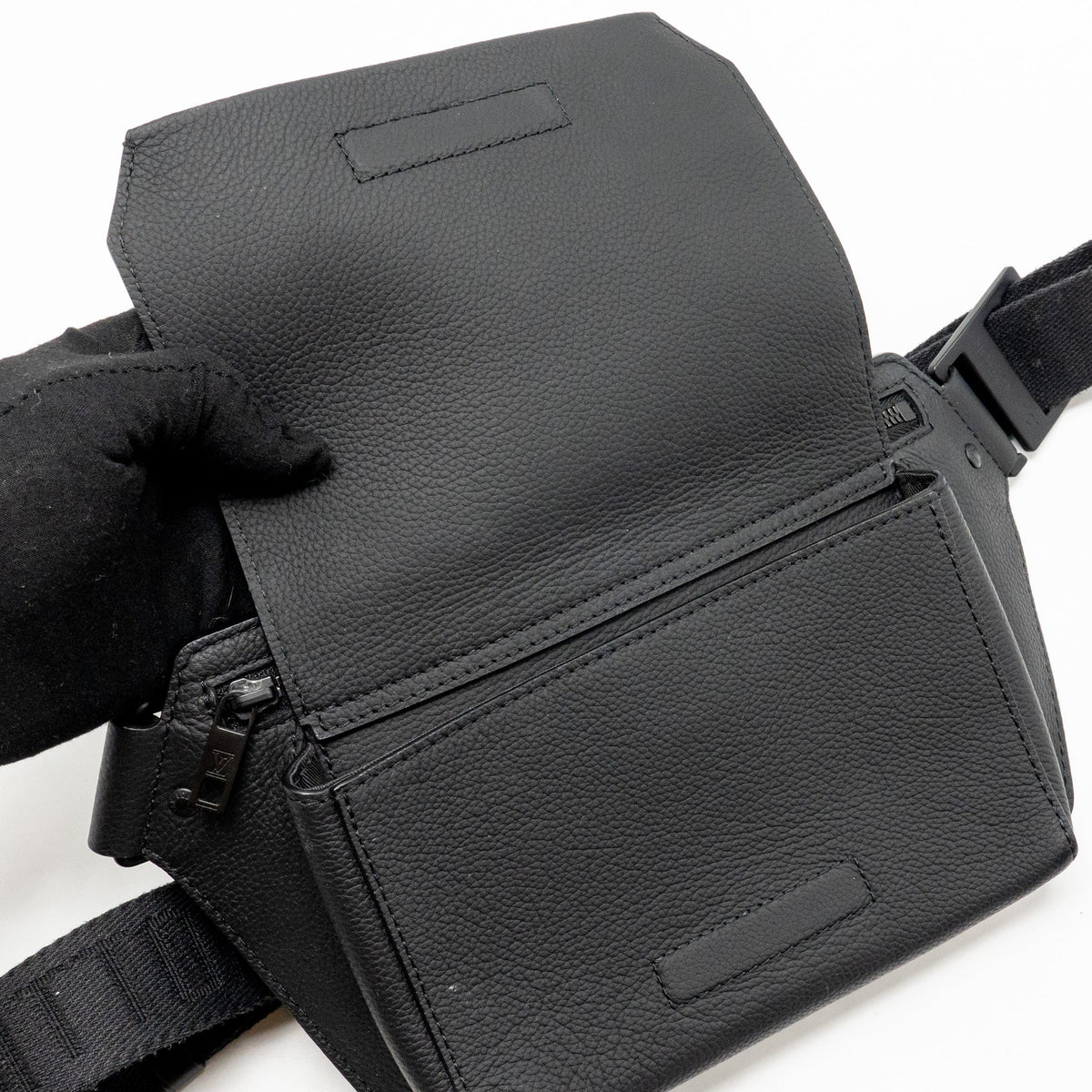 louis-vuitton-aerogram-takeoff-sling-black-grained-calfskin-black-hardware