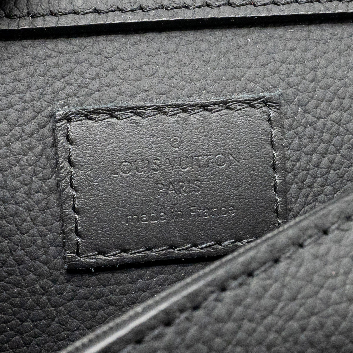 louis-vuitton-aerogram-takeoff-sling-black-grained-calfskin-black-hardware