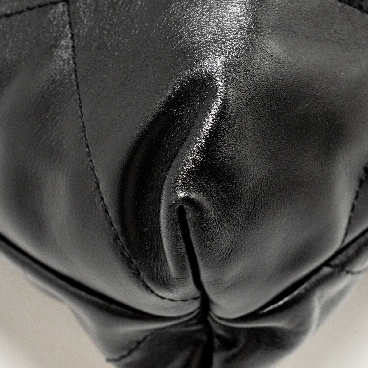 chanel-medium-22-shiny-calfskin-black-shw-microchip-1