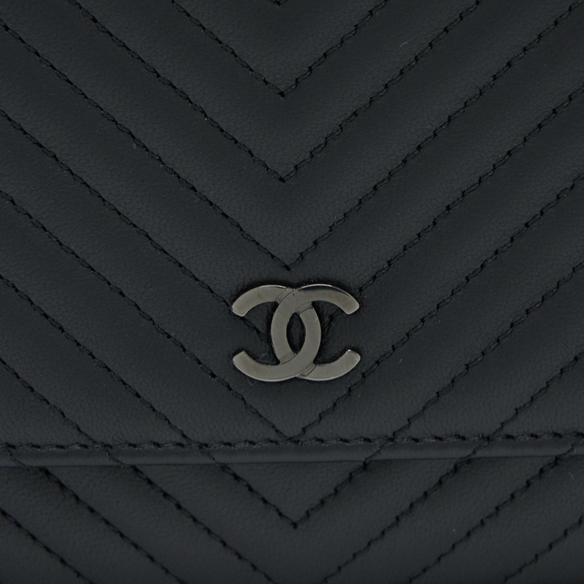 chanel-chevron-wallet-on-chain-black-with-black-hardware