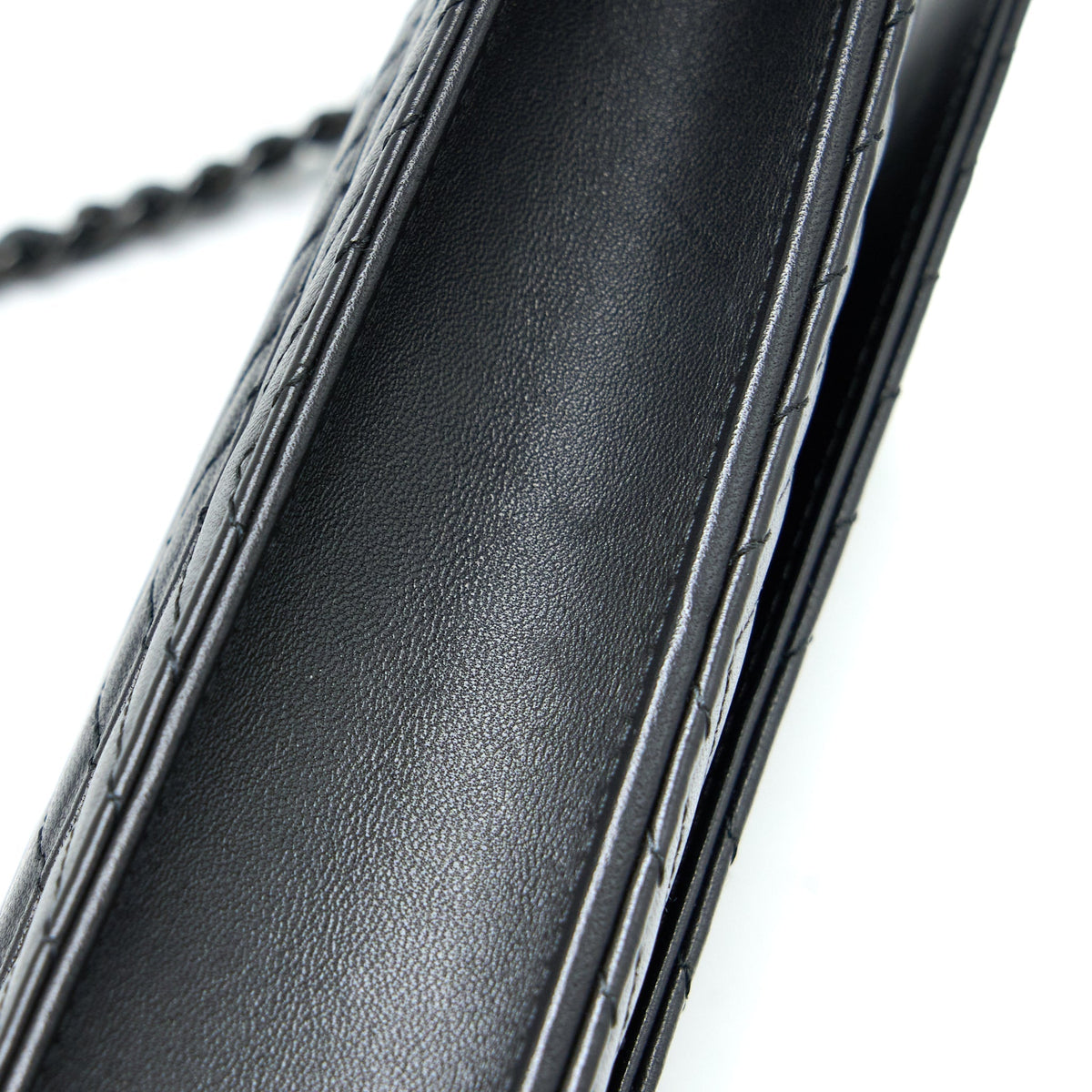 chanel-chevron-wallet-on-chain-black-with-black-hardware