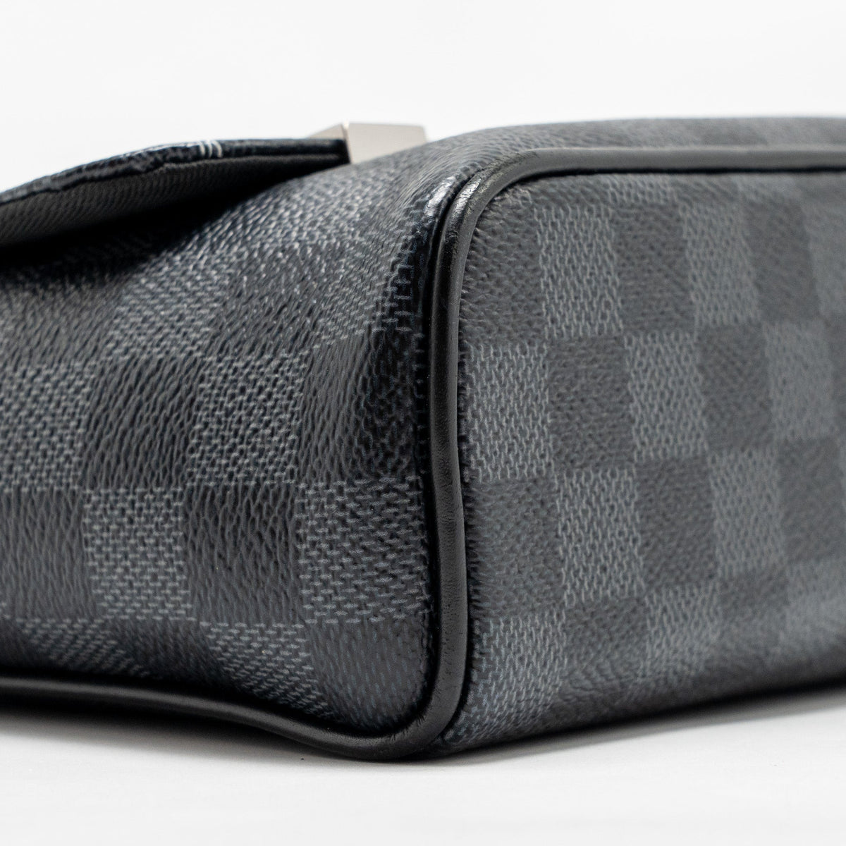 louis-vuitton-world-map-district-messenger-bag-damier-graphite-canvas-shw