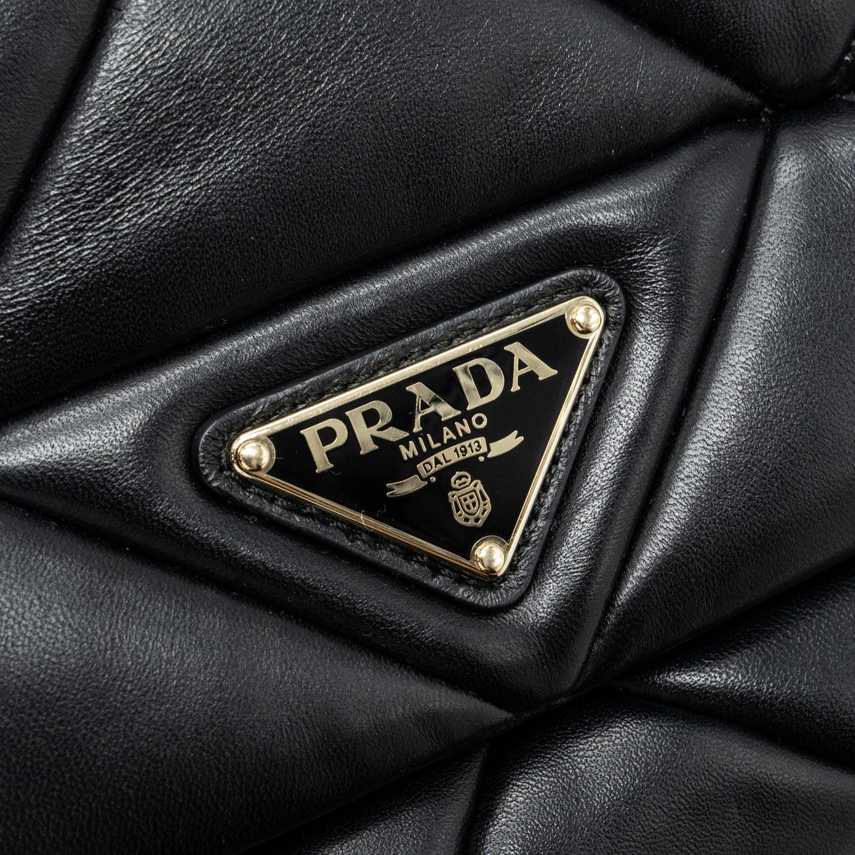 prada-pattina-in-pelle-nappa-patch-black-ghw