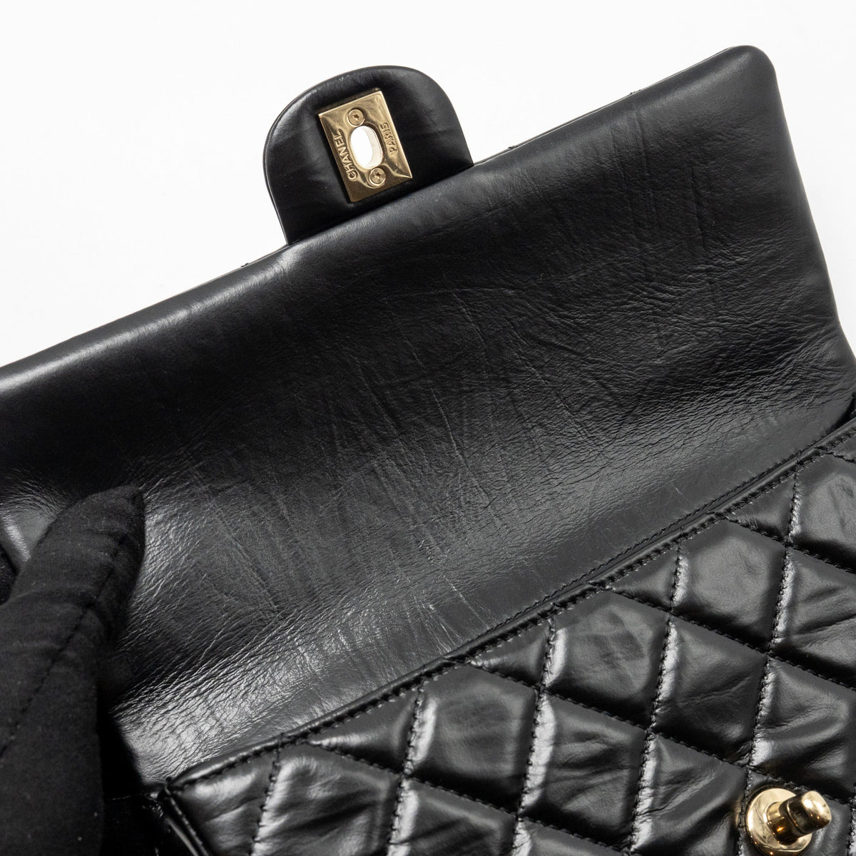 chanel-23a-classic-flap-clutch-shiny-calfskin-black-ghwmicrochip