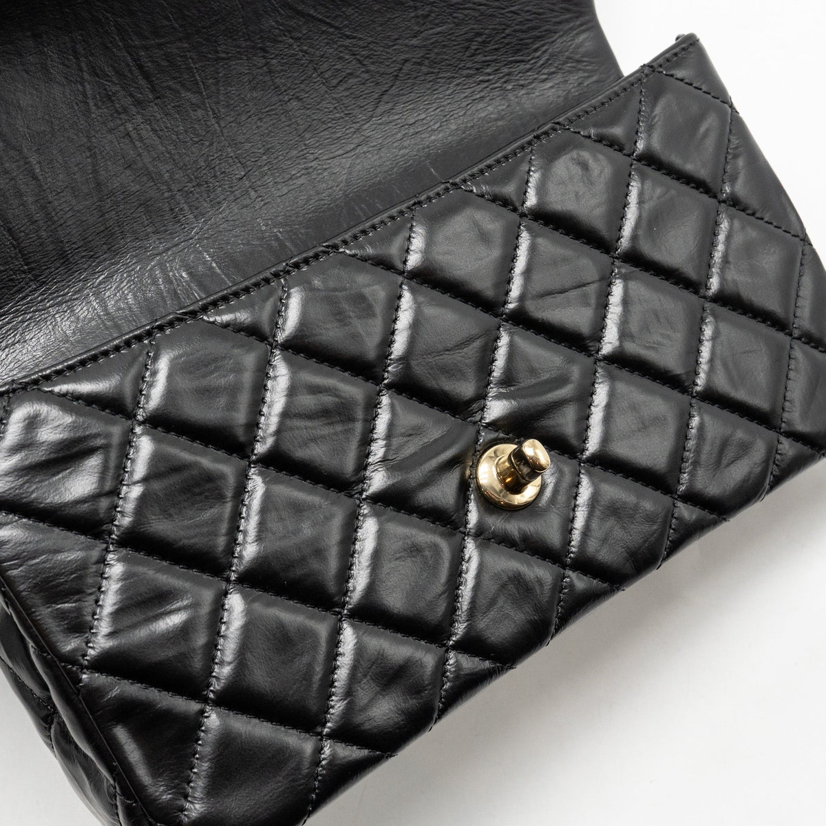 chanel-23a-classic-flap-clutch-shiny-calfskin-black-ghwmicrochip