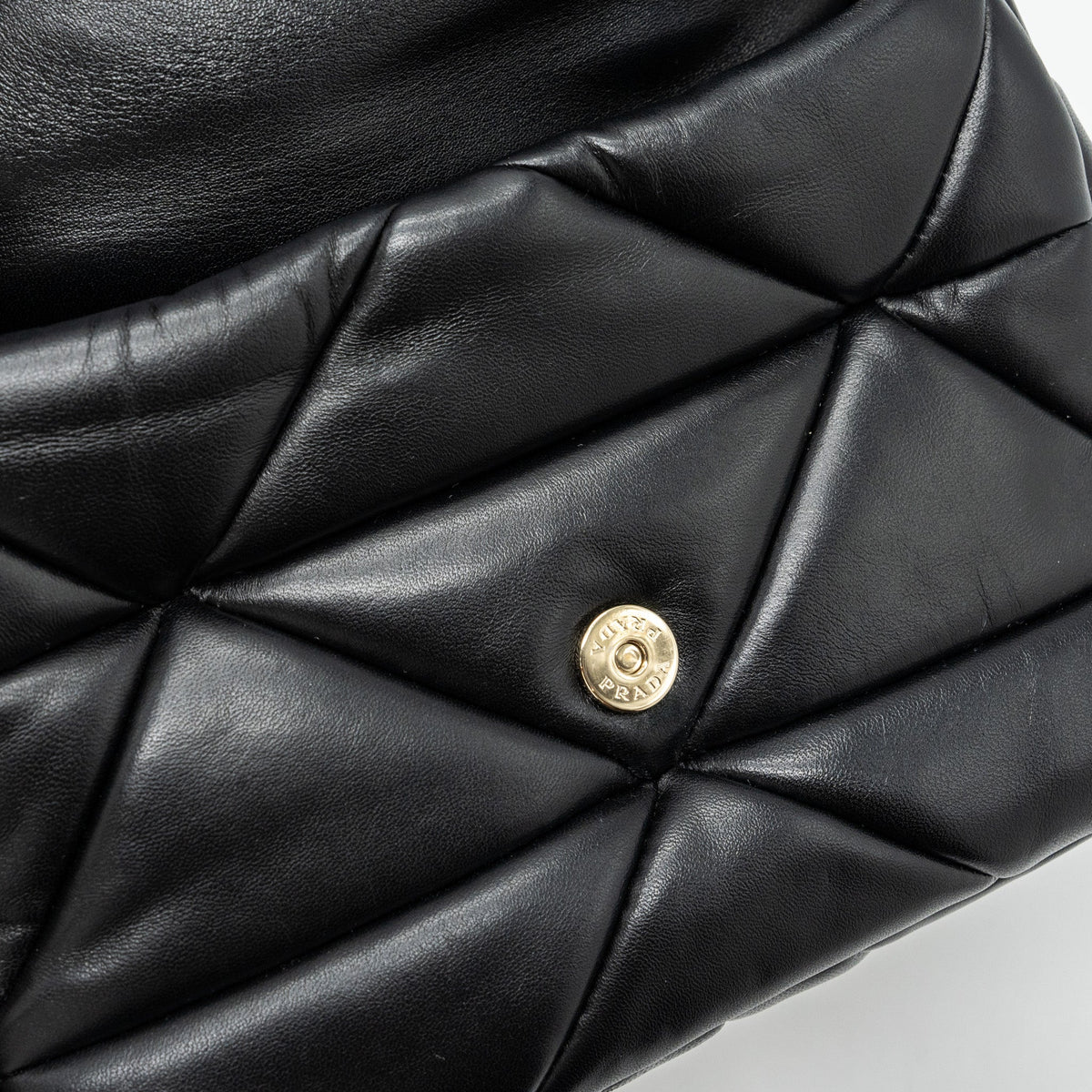 prada-pattina-in-pelle-nappa-patch-black-ghw
