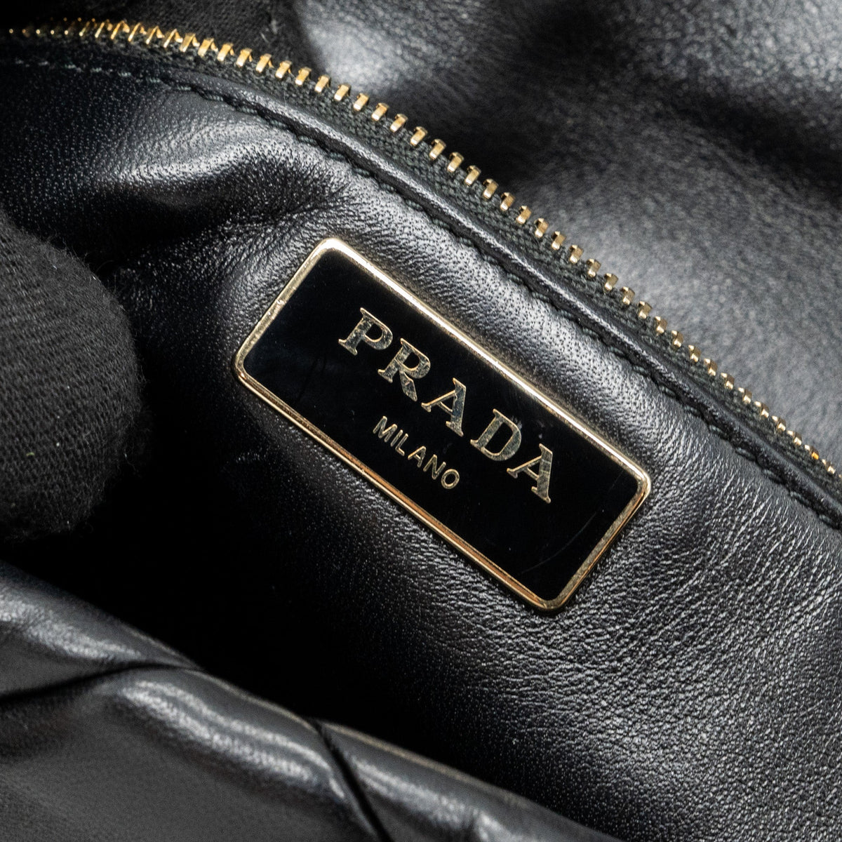 prada-pattina-in-pelle-nappa-patch-black-ghw