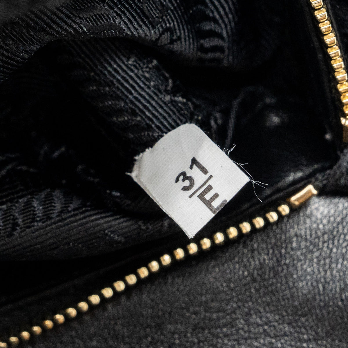 prada-pattina-in-pelle-nappa-patch-black-ghw