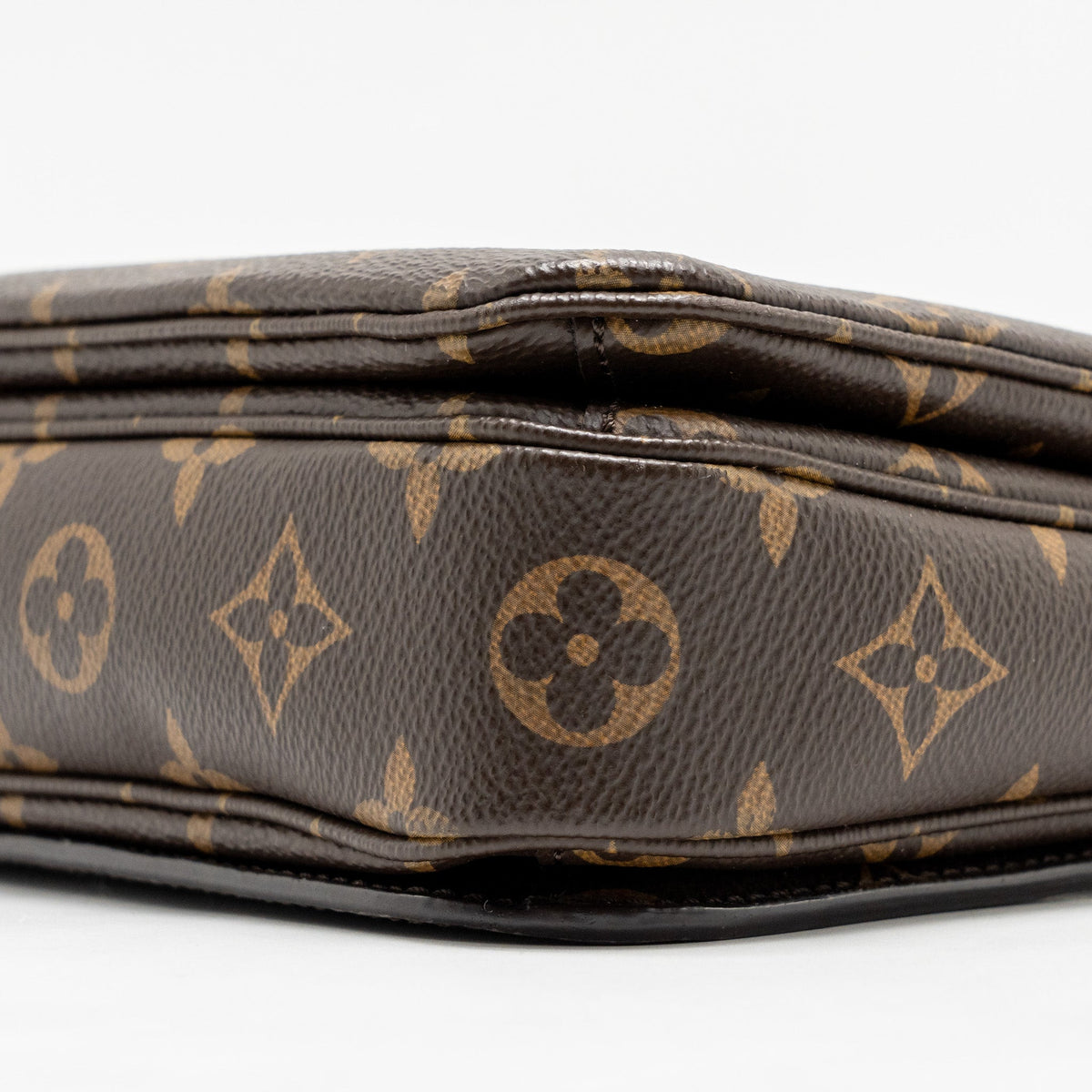 louis-vuitton-pochette-metis-monogram-canvas-ghw-31