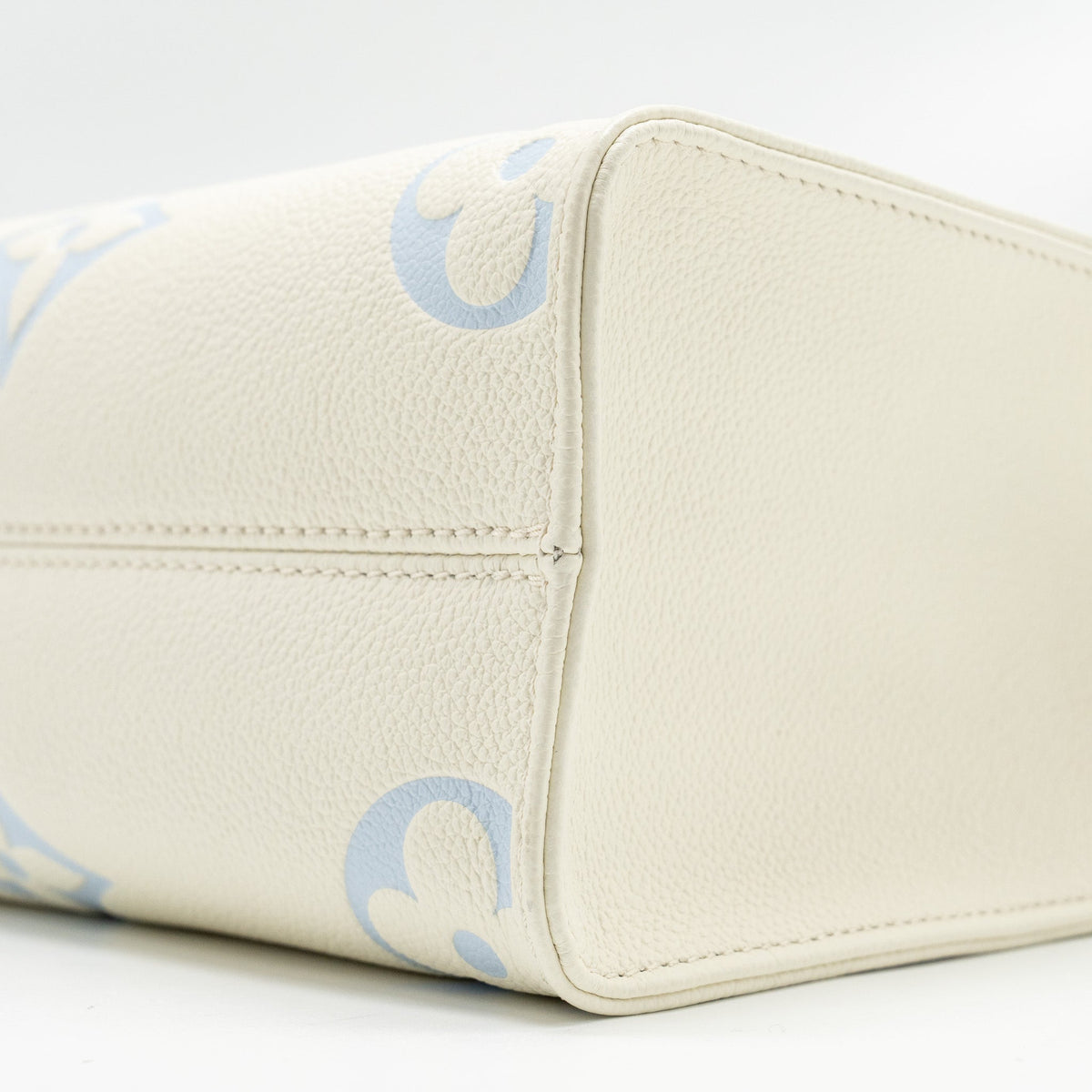 louis-vuitton-onthego-pm-bicolour-monogram-empreinte-latte-candy-blue