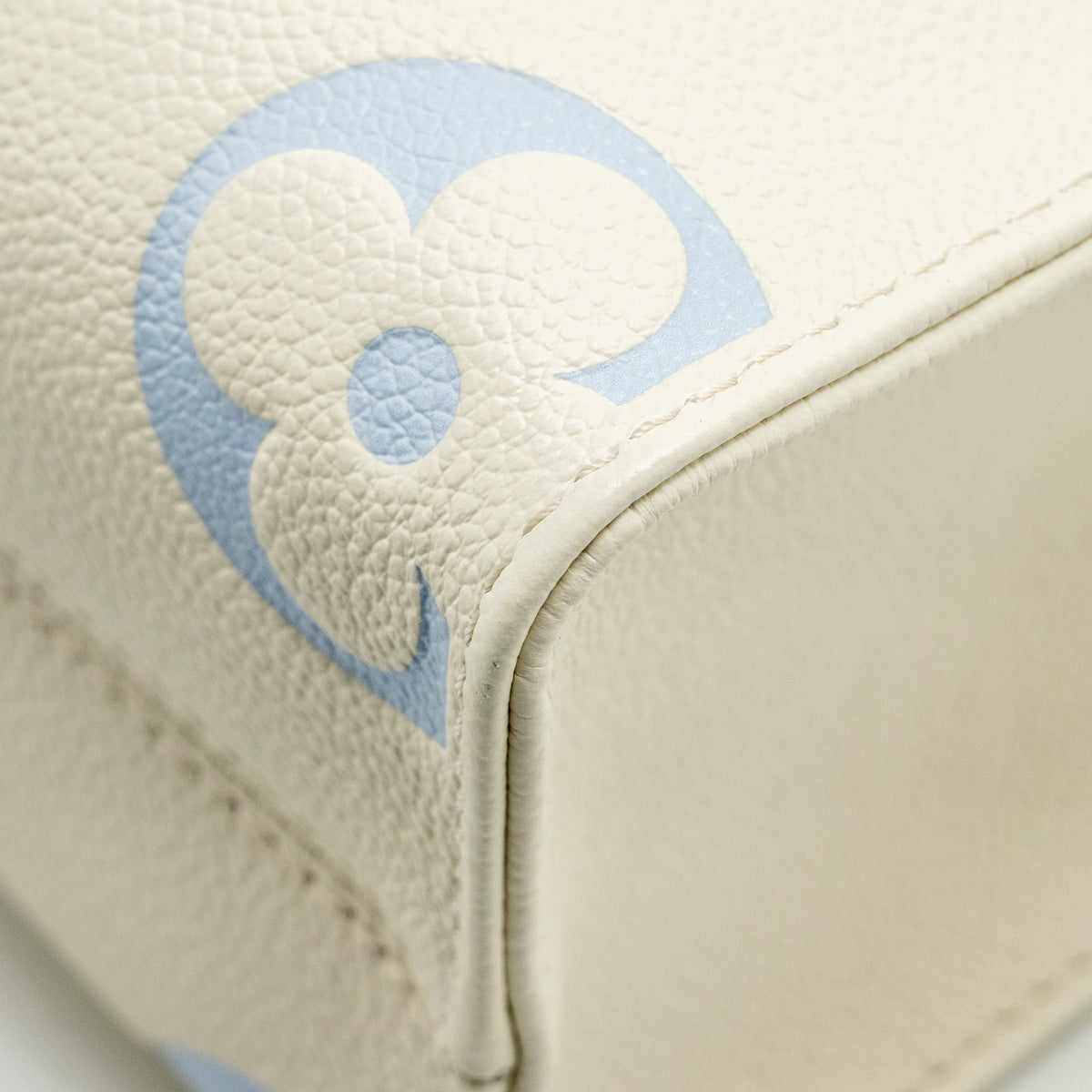 louis-vuitton-onthego-pm-bicolour-monogram-empreinte-latte-candy-blue