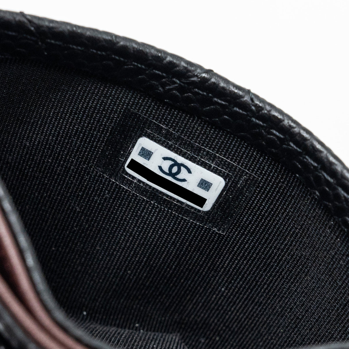 chanel-classic-card-holder-caviar-black-ghwmicrochip