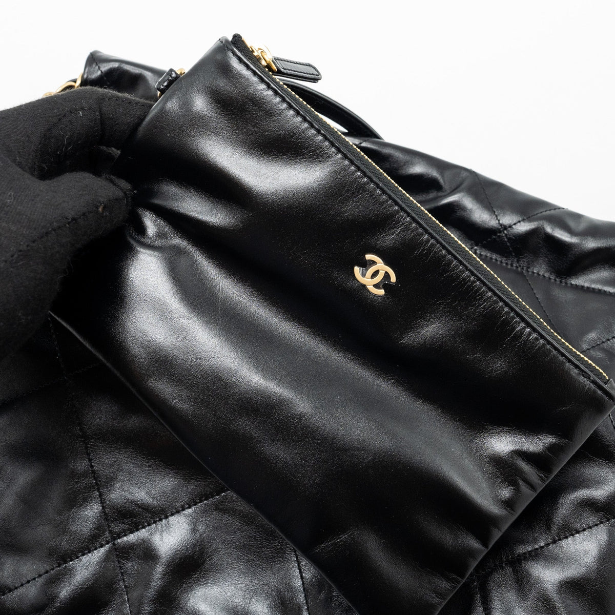 chanel-small-22-bag-lambskin-black-ghw