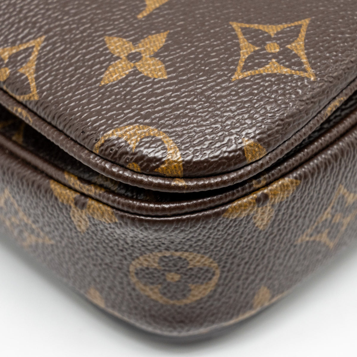 louis-vuitton-pochette-metis-monogram-canvas-ghw-30