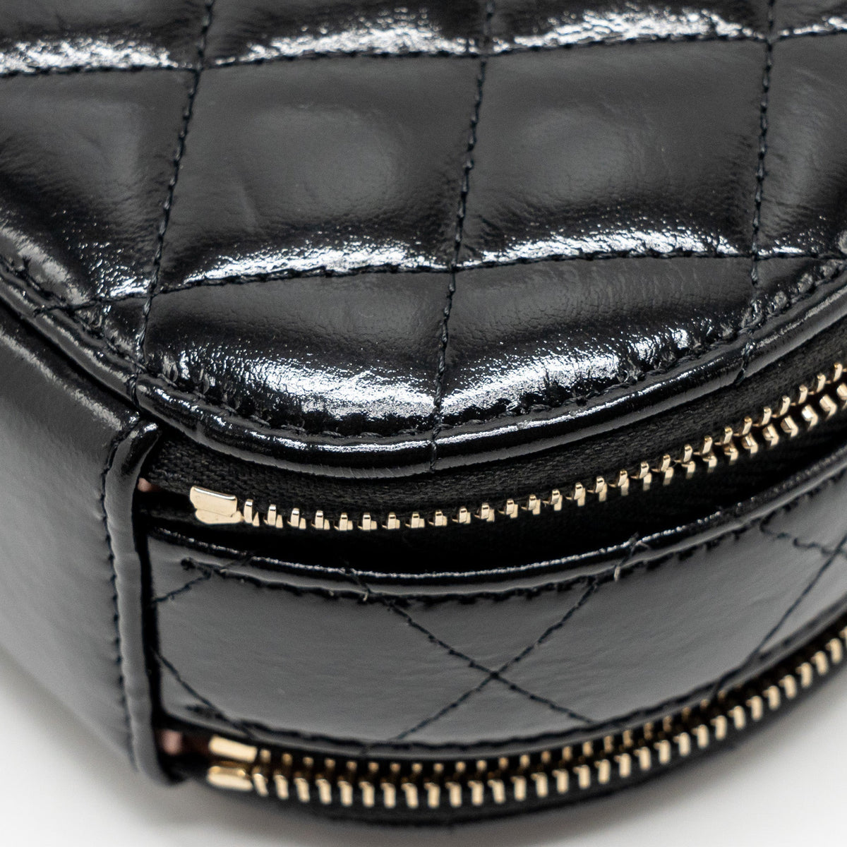 chanel-22b-top-handle-mini-round-vanity-case-with-chain-shiny-leather-black-lghw-microchip