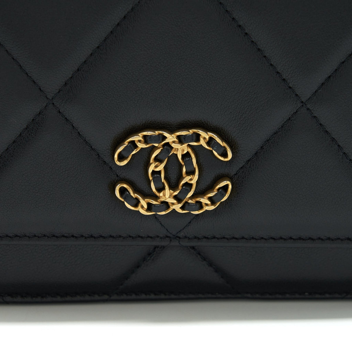 chanel-19-wallet-on-chain-lambskin-black-with-multicolour-hardware-microchip