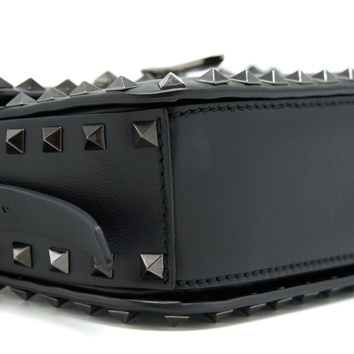 valentino-garavani-small-rockstud-grainy-calfskin-crossbody-bag-black-shw
