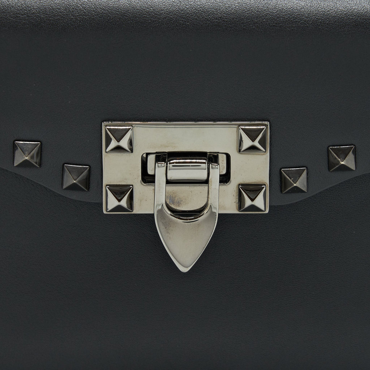 valentino-garavani-small-rockstud-grainy-calfskin-crossbody-bag-black-shw