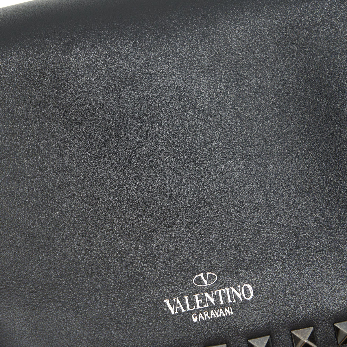 valentino-garavani-small-rockstud-grainy-calfskin-crossbody-bag-black-shw