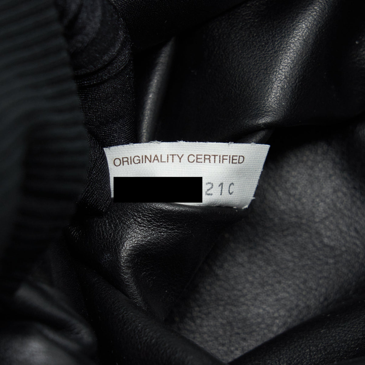 bottega-veneta-chain-pouch-calfskin-black-ghw